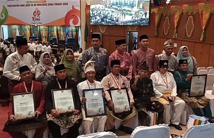 10 Tokoh Pejuang Riau Terima Penghargaan di Milad Ke-69 Provinsi Riau